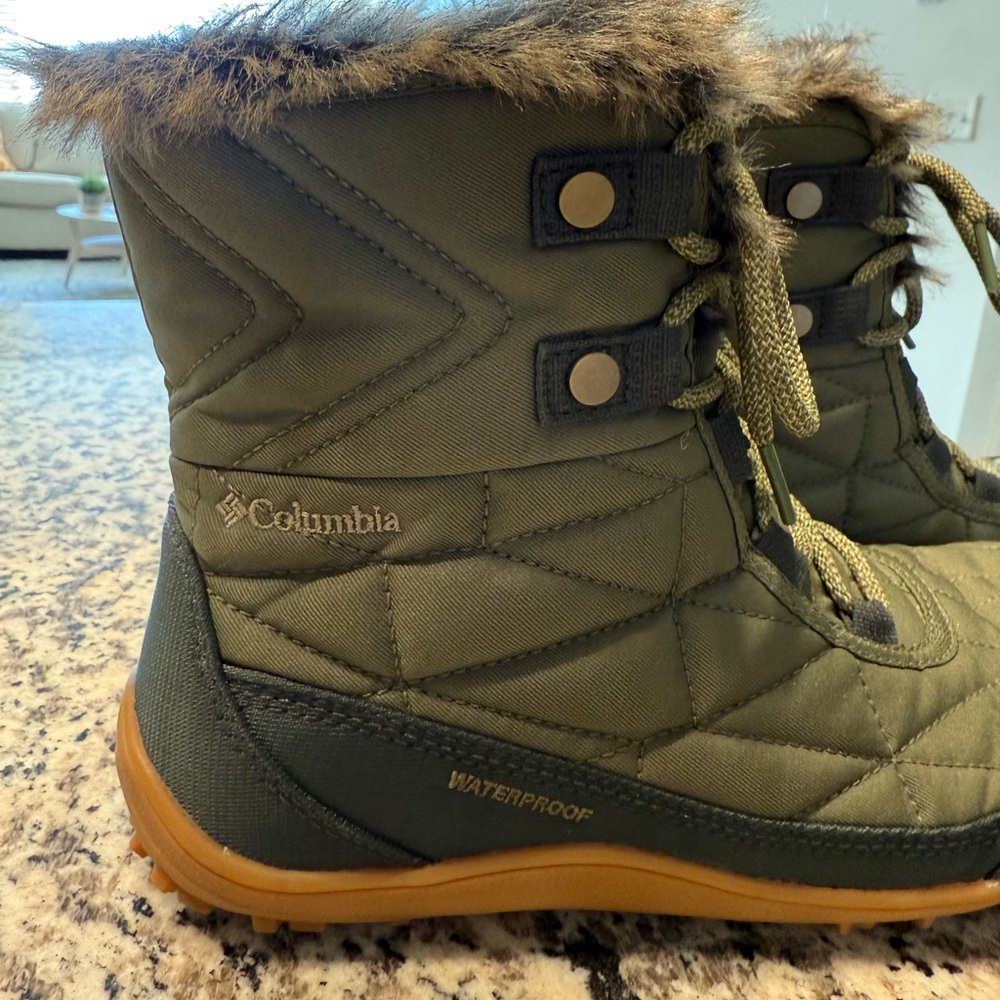 Columbia Women's Olive Green Quilted Waterproof Winter Boots with Faux Fur